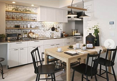 調理器具が取りやすく、天板も広い背面キッチンのモデルルーム